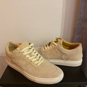 Sandays Footwear Lawrence Sneakers i mocka - Använda 2 gånger men är i princip som nya 9,5/10. Nyåris 2000kr, läder och suede på både insida och utsida, tillverkade i Italien. Storlek 43/44