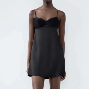 Zara klänning  - Fin Zara klänning i storlek s med lappen kvar. 