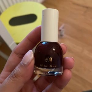 Bordeaux nagellack från H&M - Snyggt nagellack i färgen Bordeaux från H&M. Flaskan innehåller 8 ml och har en elegant mörkröd nyans som passar perfekt för en sofistikerad look.