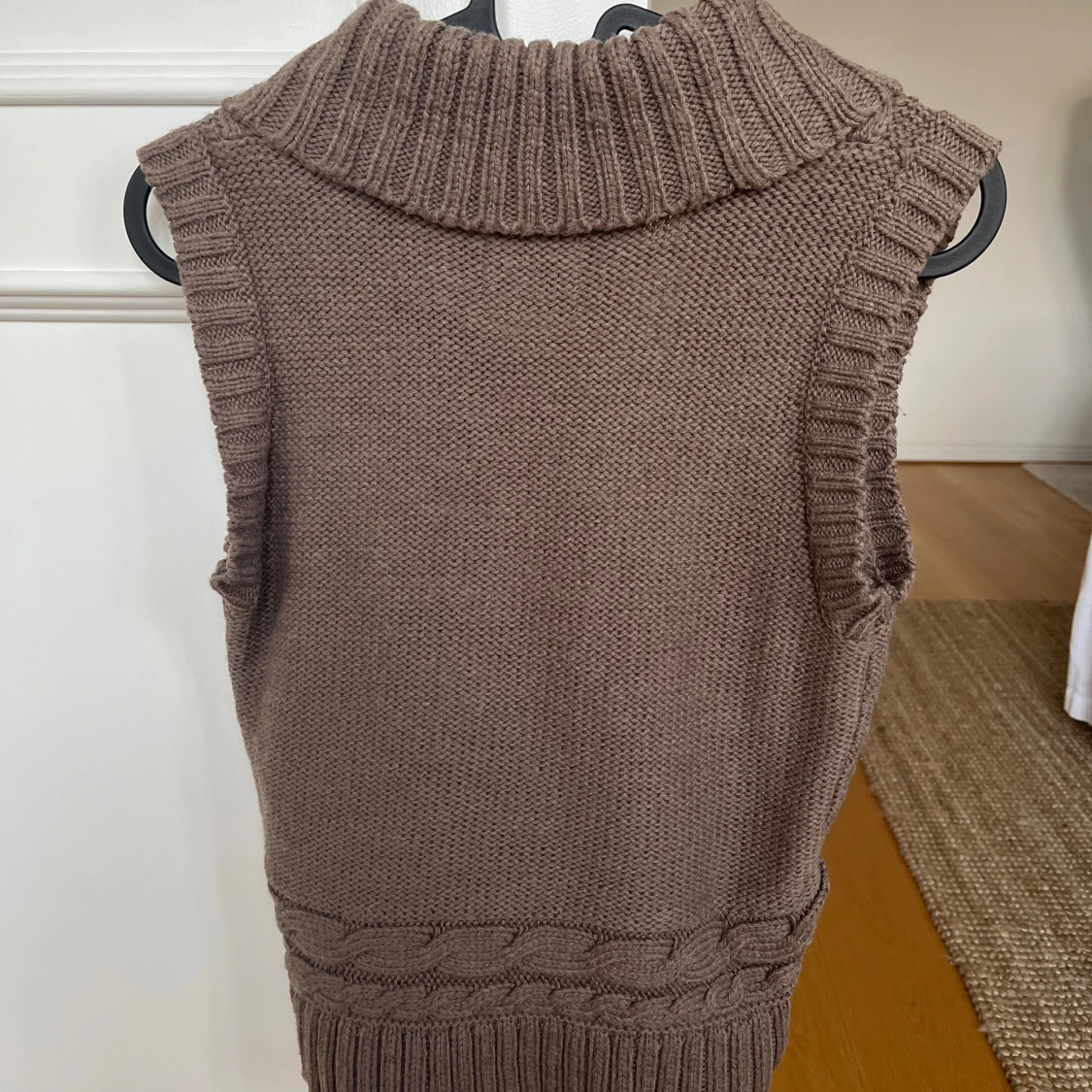 Brun stickad väst från Esprit - 90