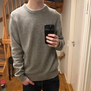 Mango tröja - Hej! Säljer en riktigt fet tröja från Mango! Riktigt skön med en ull blandning! Säljer för 199kr, men pris är alltid diskutabelt vid snabb affär! Vid fler frågor tveka inte att kontakta mig via pm! //Mvh Nils