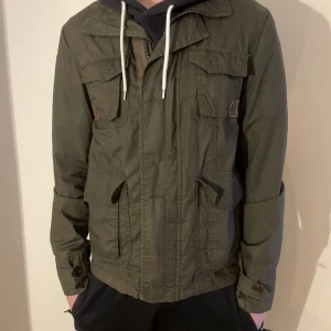 Field jacket  - Tja! Säljer en snygg field jacket. Hör av dig om du har frågor eller funderingar😊
