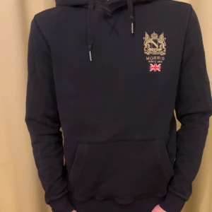 Morris Hoodie i Nyskick - Morrishoodie i nyskick. 10/10✅ Storlek S(modell 180 60kg) Pris kan diskuteras vid snabb affär. Mvh LÉ😊
