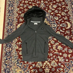 Stickad cardigan - Galet snygg cardigan med luva från s.Oliver. Perfekt för kyligare dagar. Inga defekter!😇