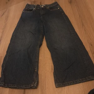 Mörkblå jeansbyxor från MNG - Säljer ett par mörkblå jeansbyxor från MNG. Byxorna har en klassisk femficksdesign och är tillverkade i denim. Perfekta för en avslappnad stil med en bred passform.