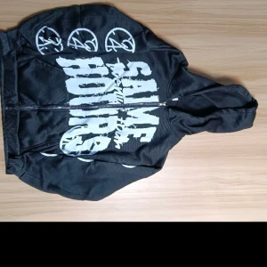 Svart vit streetwear hoodie, priset kan diskuteras - Helt ny, passar inte mig och vill sälja