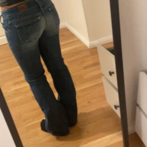 Blå bootcut jeans från Lee - Super snygga jeans från lee som tyvärr var för små💔Storlek 26/31 men liten i storleken!💗midja 34cm, Innerbenslängden 76-77cm, benvit nertill 22.5cm RESERVERAD