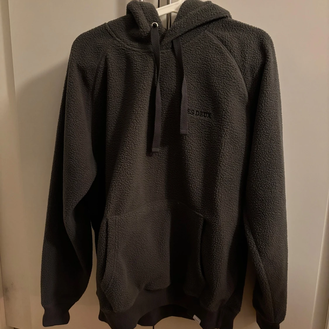 Grå fleece hoodie från Les Deux