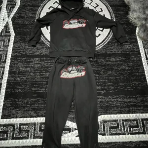 Tröja och byxor från Trapstar - Tröja och byxor ifrån märket trapstar båda plagg har inga skador eller lukt har haft de i några månader och de är perfekt för vinter den är i storleken XL priset är inte hugget i sten lägg bud eller skriv så kan vi diskutera priset 