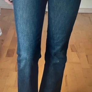 Mörkblå jeans från Lee - Snygga mörkblå jeans från Lee med låg midja och bootcut! Midjemåttet rakt över är ca 40cm och innerbenslängden 78cm 