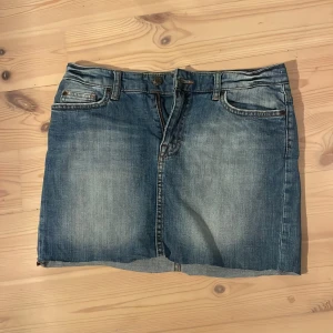 Jeanskjol - Köpt second hand men jag har sytt upp den själv