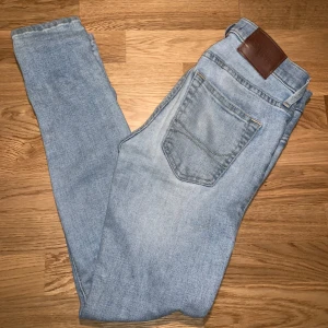 Ljusblå jeans från Hollister - Tjenare! Jag säljer nu ett par riktigt snygga ljusblå jeans från Hollister. Klassisk femficksdesign och bekvämt material. Använd två gånger. Inga defekter. Tveka inte på att höra av dig!!👍🏻👍🏻