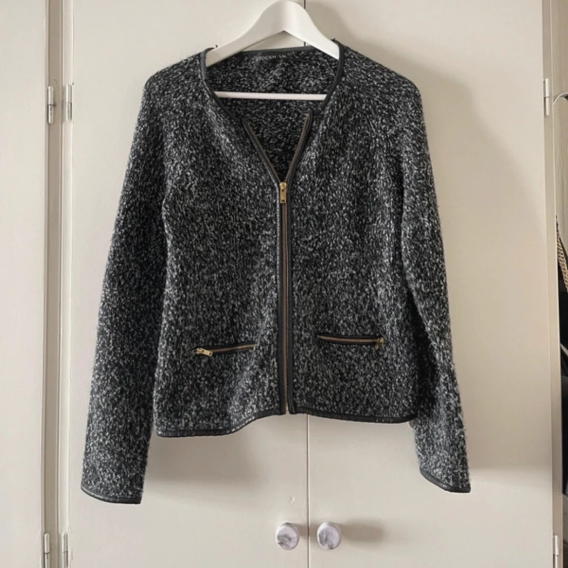 Grå stickad kofta med dragkedja - 92