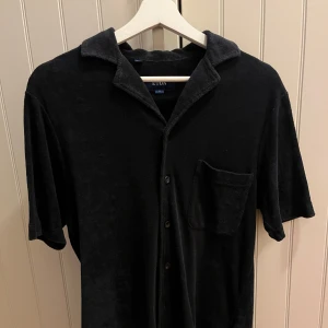 Mörkblå frotté skjorta från Eton - Snygg mörkblå skjorta i frotté från Eton. Normal passform.