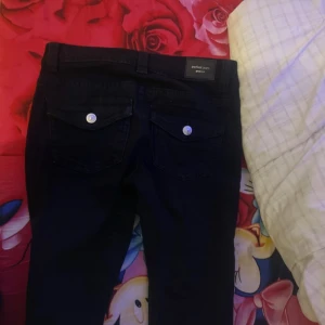 Svarta jeans från Perfect Jeans - Snygga svarta jeans från Perfect Jeans med fickor bak och stilrena knappar. Perfekta för en cool och avslappnad look.