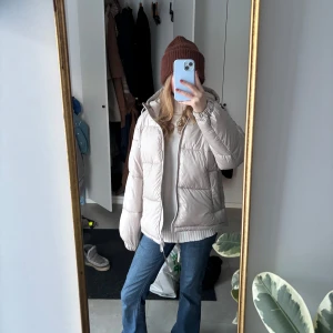 Jacka från H&M - Superfin och gosig nu när det är kyligt 🩷☺️Har en fläck på axeln, ska lägga upp en bild snart till annonsen, skriv privat så kan jag skicka 🫶🏻