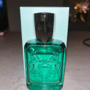 PDM Greenly 75ml ~ 70ml kvar - Säljer / Byter pga att jag behöver pengar väldigt fin äppel och trä doft perfekt för sommaren.