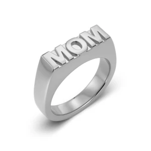 Silverring med texten MOM - Stilren silverring med texten 'MOM' i blockbokstäver. Perfekt som en personlig gåva eller för att bära med stolthet. Ringen har en modern och minimalistisk design.