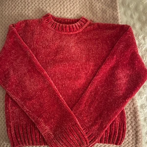 Mörkrosa stickad tröja från Gina Tricot - Säljer en snygg mörkrosa stickad tröja från Gina Tricot. Tröjan har en klassisk design med ribbstickade muddar vid ärmslut och nederkant. Perfekt för kyligare dagar. Passar på XXS-XS. Pris går att diskuteras!