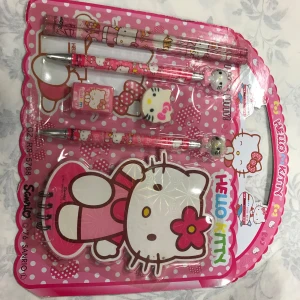 7  delar Hello Kitty skrivset - Ett sött Hello Kitty skrivset från Sanrio. Setet innehåller pennor, suddgummi och en liten anteckningsbok, allt i rosa och vitt med Hello Kitty-motiv. Perfekt för alla Hello Kitty-fans som älskar att skriva och rita.