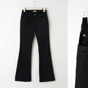 Svarta low waist bootcut jeans - Snygga jeans från Gina Tricot i storlek 32💓