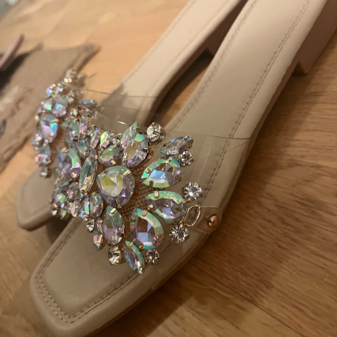 Beige sandaler med glittriga detaljer - 91