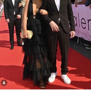 Balklänning - Säljer en underbar balklänning som köptes på Plick av en tjej som använt klänningen en gång bara, och jag har inte fått användning för den ännu. Fint skick! Lånade bilder av tidigare ägaren. Kom privat vid frågor o lämna gärna prisförslag❤️