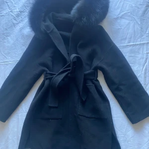 Päls kappa  - Päls kappa med päls krage i ull och Kashmir blandning storlek XS bra skick knappt använd 