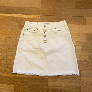 Vit jeanskjol från NA-KD - En väldigt fin, vit jeanskjol som har mycket bra skick.
