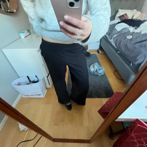 Vida byxor från Gina! - Ascoola jättesköna byxor från Gina tricot! De är lite ribbade typ (se bild 3) säljer då de är lite korta i benen på mig som är ca 172 cm💓 Använda högst en gång!