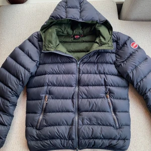 Colmar jacka - Mörkblå colmar jacka som är varm och perfekt nu till vintern. Jackan är storlek Xs/S och passar som bäst om man är 168 men passar även mig som är 175. Jätte bra qualite på jackan och det är ett fint skick på den. Inga större defekter på den! Nypris runt 4000 kr. Hör av dig vid funderingar❄️