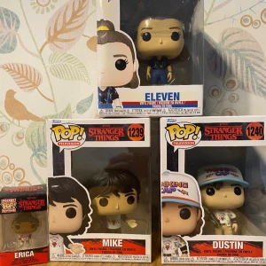 Stranger things funko pop - Säljer 4st stranger things funko pops Mike och Dustin saknar plastbiten dem står i annars är allt som nytt antingen kan du köpa alla för 300 eller kan du köpa loss en av dem