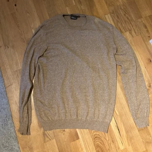 Oscar Jacobson tröja - Säljer nu denna riktigt fina Oscar Jacobson tröja tröjan är i nyskick inga tecken på användning alls. Tröjan är storlek L passar bäst på personer 180-195, för övriga frågor skicka till oss🤩