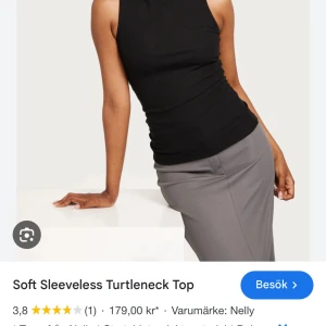 Svart ärmlös polotopp från Nelly - Snygg svart ärmlös polotopp från Nelly. Perfekt för en stilren look med sin höga krage och mjuka material. Passar bra till både kjol och byxor.