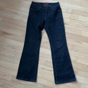 Svarta bootcut jeans från Angels - Snygga svarta bootcut jeans från Angels. De har en klassisk femficksdesign och en bekväm passform. Perfekta för en stilren look.