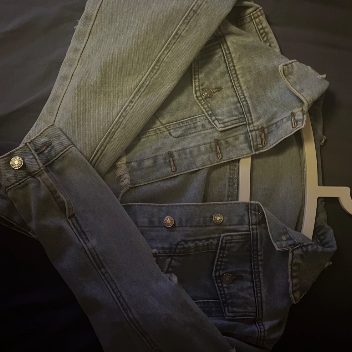 Blå jeansjacka med slitna detaljer - 91