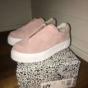 Rosa sneakers från Eytys - Eytys doja i en superfin ljusrosa färg, de är tyvärr lite stora på mig💗💗På första bilden är de nya, kan skicka bilder på hur de ser ut nu vid intresse. Knappt använda!🌟