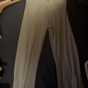 Nelly yoga pants - Snygga grå leggings från nellly i en mjuk och bekväm bomullsblandning. Perfekta för en avslappnad stil eller träning. De har en tight passform och är low Waist. Dom är använda och det finns ett hål på baksidan men det är väldigt litet och längst ner vid foten är det litet mörkare pågrund av dom är för långa på mig.
