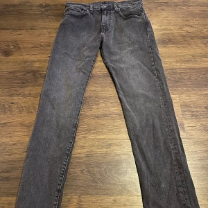 Gråsvarta Levi’s jeans - Säljer mina gråsvarta Levi’s jeans nu på grund av att dom är för små. Dom är i fint skick, använda max 1-2 gånger, storlek W31 L32! 