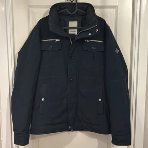 J Lindeberg jacka - Tja säljer denna feta J.Lindeberg fieldjackan som är relativt varm ändå perfekt nu till våren eller under vintertiden. Inge defekter och i bra skick, nypris ca 3 tusen. Hör av vid funderingar.