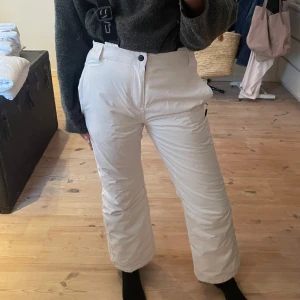 Vita skidbyxor med band - Säljer dessa skidbyxor då de är förkorta för mig (jag är 166) och eftersom jag köpt nya!💞 Abslout inga skavanker då de är använda en gång, som nya!
