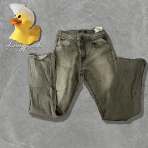 Replay jeans thad - Säljer dessa gråa replay jeans. Storlek 166cm. Rekommendera till folk runt 164-172. Passar mig bra som e 172cm. Bra skick. Pris kan diskuteras. 