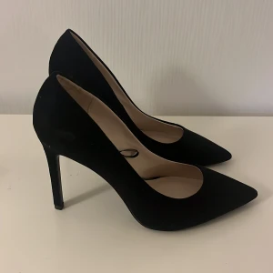 Svarta pumps med spetsig tå - Svarta klackskor med spetsig tå🙌🏼 Osäker men tror 10 cm klack! I princip oanvända😮‍💨