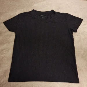 Svart t-shirt från XOXO friends - Snygg svart t-shirt från XOXO friends i storlek 146/152. Perfekt för en stilren look med korta ärmar och en klassisk passform. Enkelt att matcha med olika outfits.