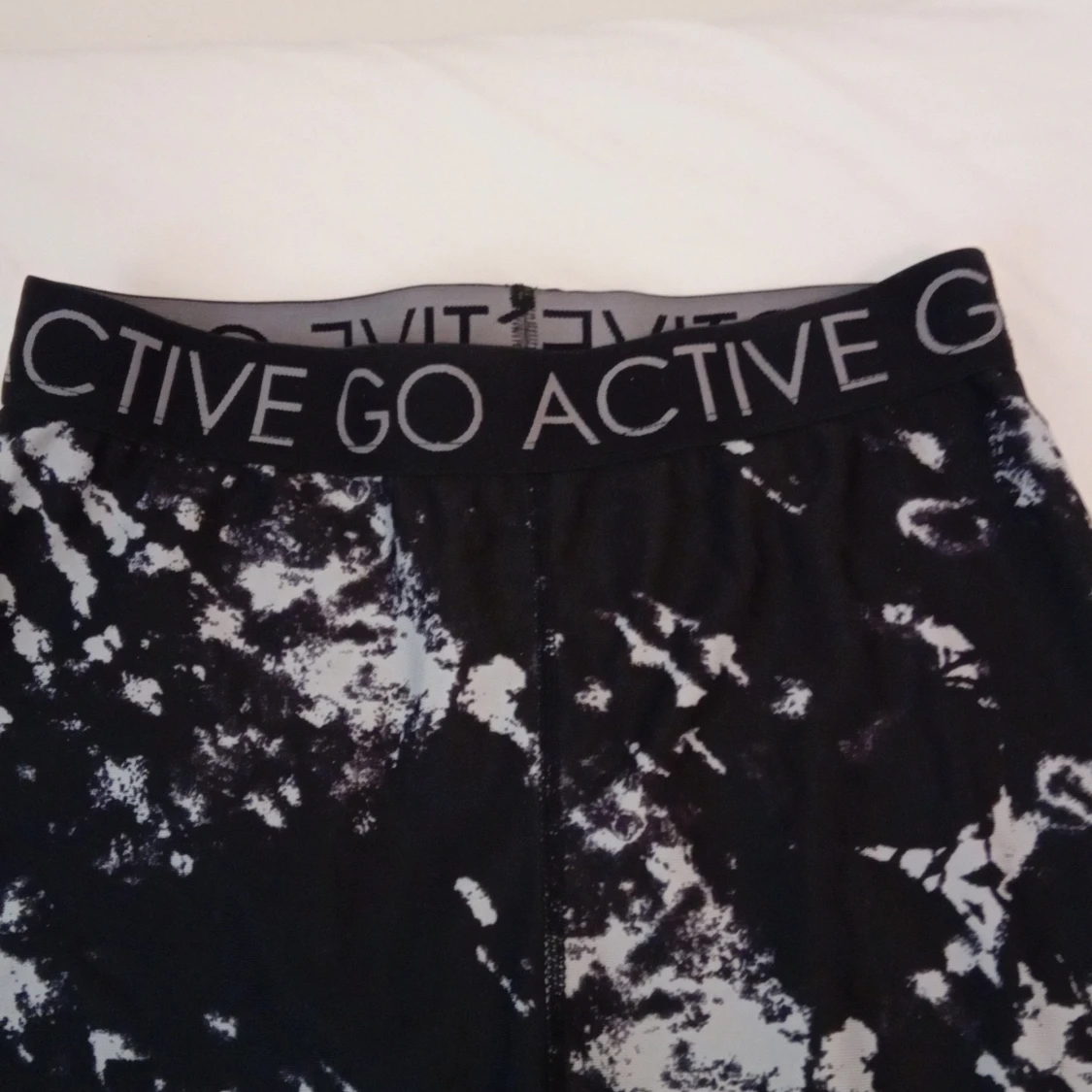 Svarta och vita träningebyxor med mönster - 90