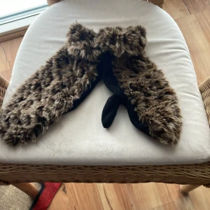 Bruna pälsvantar - Säljer ett par mysiga bruna pälsvantar med svart insida. De har en fluffig yta