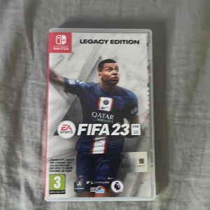 FIFA 23 Legacy Edition för Nintendo Switch - Säljer FIFA 23 Legacy Edition för Nintendo Switch. Spelet kommer i originalförpackning med kassett. Perfekt för fotbollsfans som vill spela på språng. Upplev spänningen i världens största fotbollsligor och turneringar.
