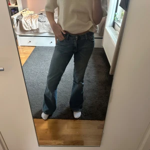 Bootcut jeans - Bootcut jeans från big star, lite slitna längst ner och litet slitage där bak, kolla bild 4, men inget man märker av