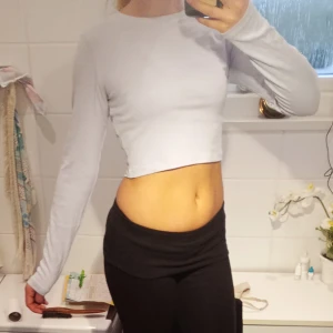 Ljusblå långärmad topp  - Ljusblå långärmad kroppad topp (verkliga färgen framhävs mer i bild två) skriv om ni har frågor💞