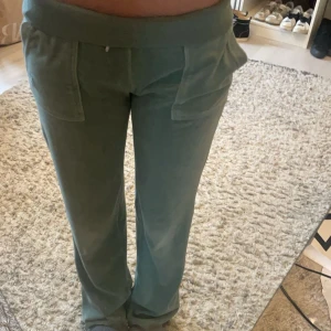 Juciy byxor  - Snygga gröna mjukisbyxor i ett mjukt material med fickor och knappdetaljer. Från juicy självklart äkta och knappt använda storlek s!❤️